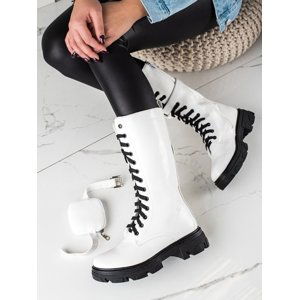 Stylové bílé dámské  kotníčkové boty na plochém podpatku