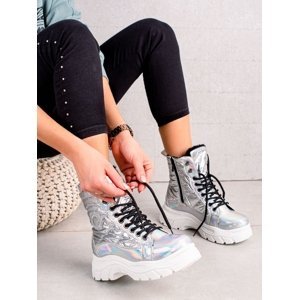 Zajímavé šedo-stříbrné dámské  kotníčkové boty na plochém podpatku