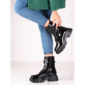 Komfortní  kotníčkové boty dámské černé na plochém podpatku