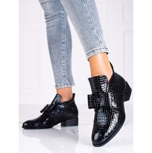 Stylové  kotníčkové boty dámské černé na plochém podpatku