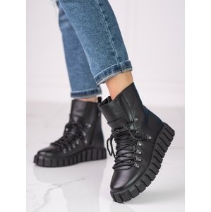 Praktické dámské černé  kotníčkové boty na klínku