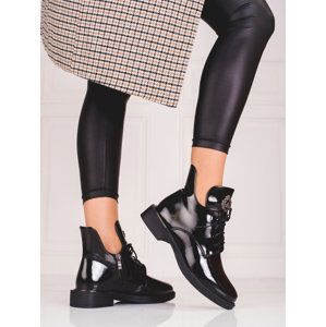 Zajímavé dámské  kotníčkové boty černé na plochém podpatku
