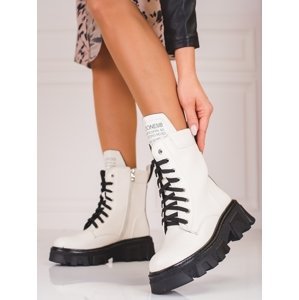 Praktické bílé dámské  kotníčkové boty na plochém podpatku