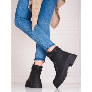 Stylové  kotníčkové boty dámské černé na plochém podpatku