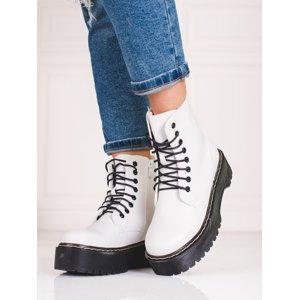 Praktické bílé dámské  kotníčkové boty na plochém podpatku