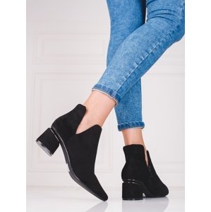 Pěkné černé dámské  kotníčkové boty na širokém podpatku