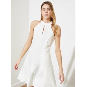 Bílé šaty s průstřihem Trendyol