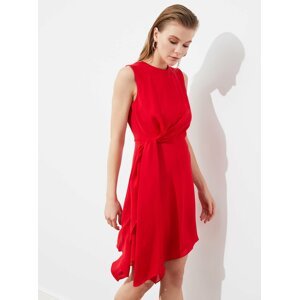 Červené šaty s průstřihem na zádech Trendyol