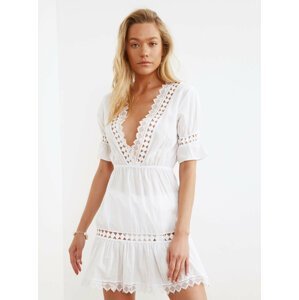 Bílé šaty s krajkovými detaily Trendyol