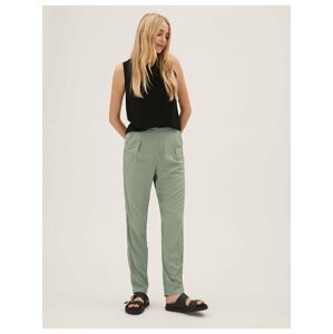 Zkrácené kalhoty ke kotníkům mírně zúženého střihu, s potiskem Marks & Spencer zelená