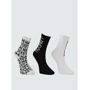 Sada tří párů dámských vzorovaných ponožek v černé a bílé barvě Trendyol