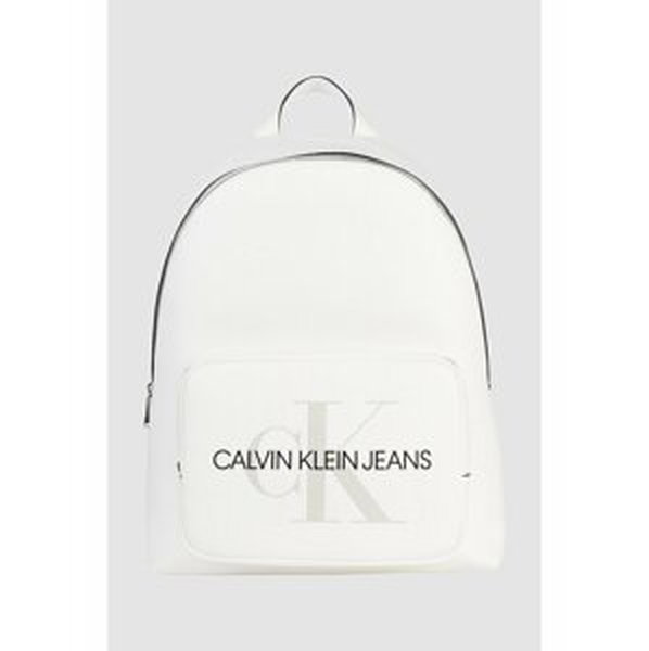 Bílý batoh s nápisem Calvin Klein