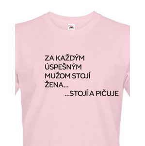 Vtipné pánské tričko s nápisem Za každým úspěšným mužem stojí žena.. stojí a pičuje