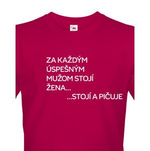 Vtipné pánské tričko s nápisem Za každým úspěšným mužem stojí žena.. stojí a pičuje