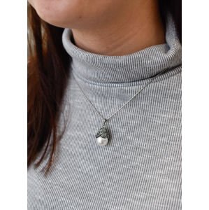 Stříbrný přívěsek s krystaly Swarovski a bílou perlou 74026.3